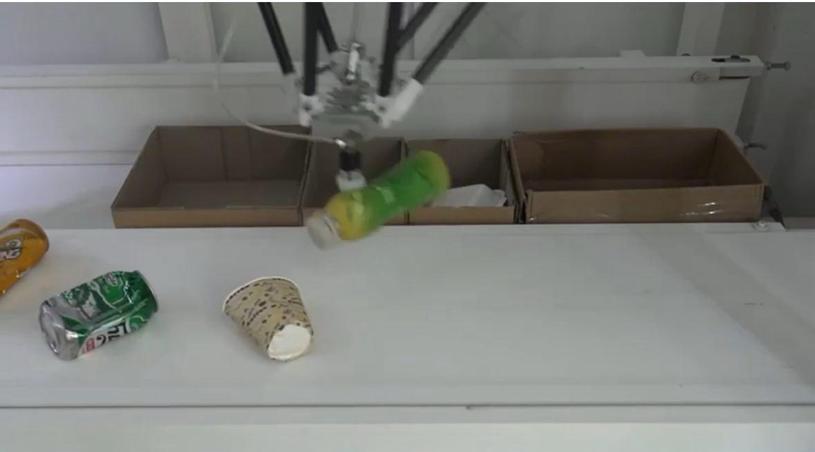 Plastic recycling conveyor